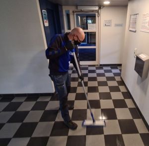 Trappenhuisreiniging Schoonmaakbedrijf Hofs dweilen vlakmop