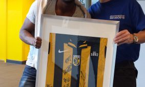 Schoonmaakbedrijf Hofs en Vitesse veilen shirt tijdens Benefiet avond voor Stichting Energy4All