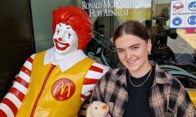 SCHOONMAAKBEDRIJF HOFS | BOSHUUS ARNHEM | KNUFFELKONIJN VAN RONALD MCDONALD